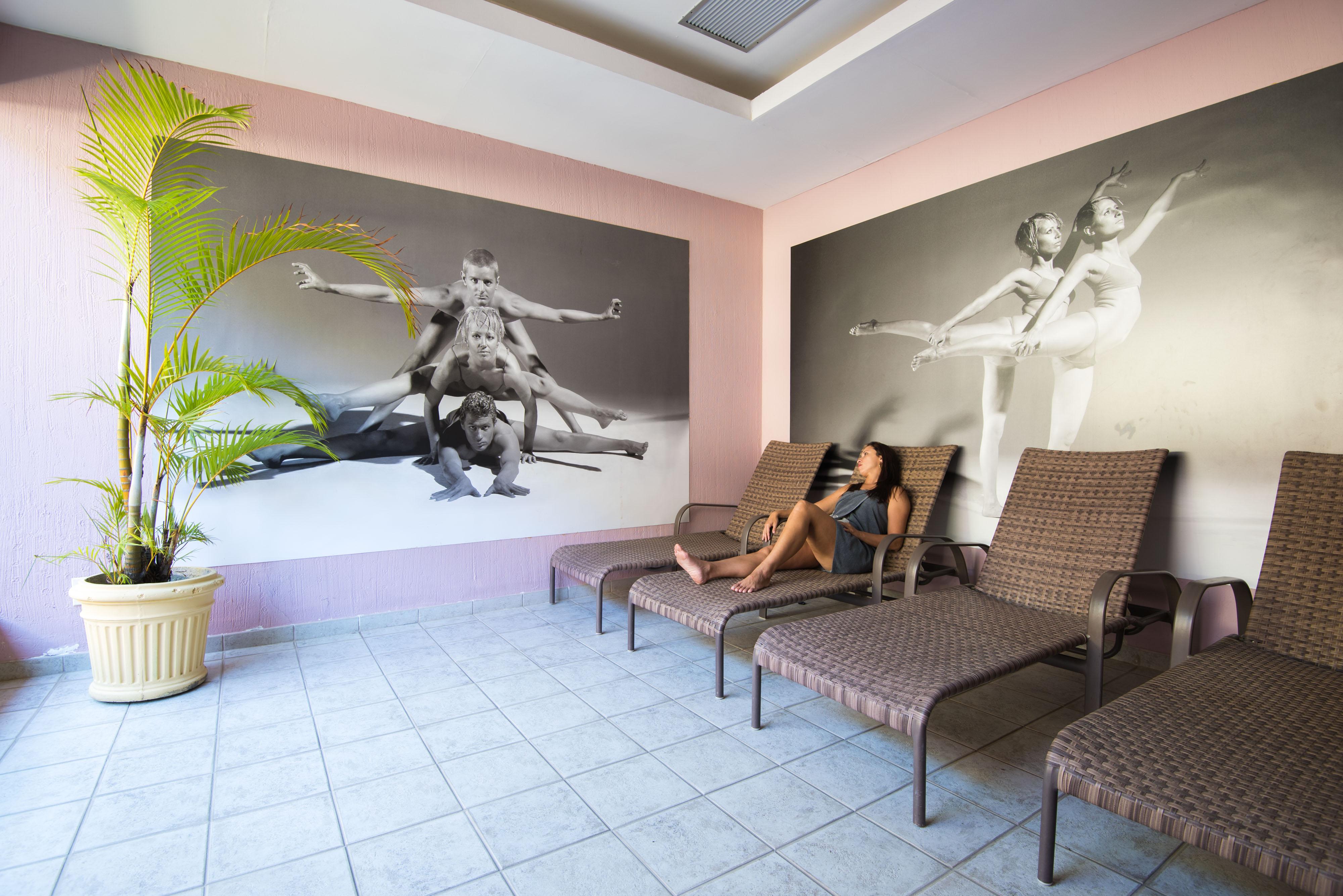 منتجع فيلا غاليه إيكو انغرا - شامل كليًا أنجرا دوس ريس المظهر الخارجي الصورة A woman relaxing at a spa