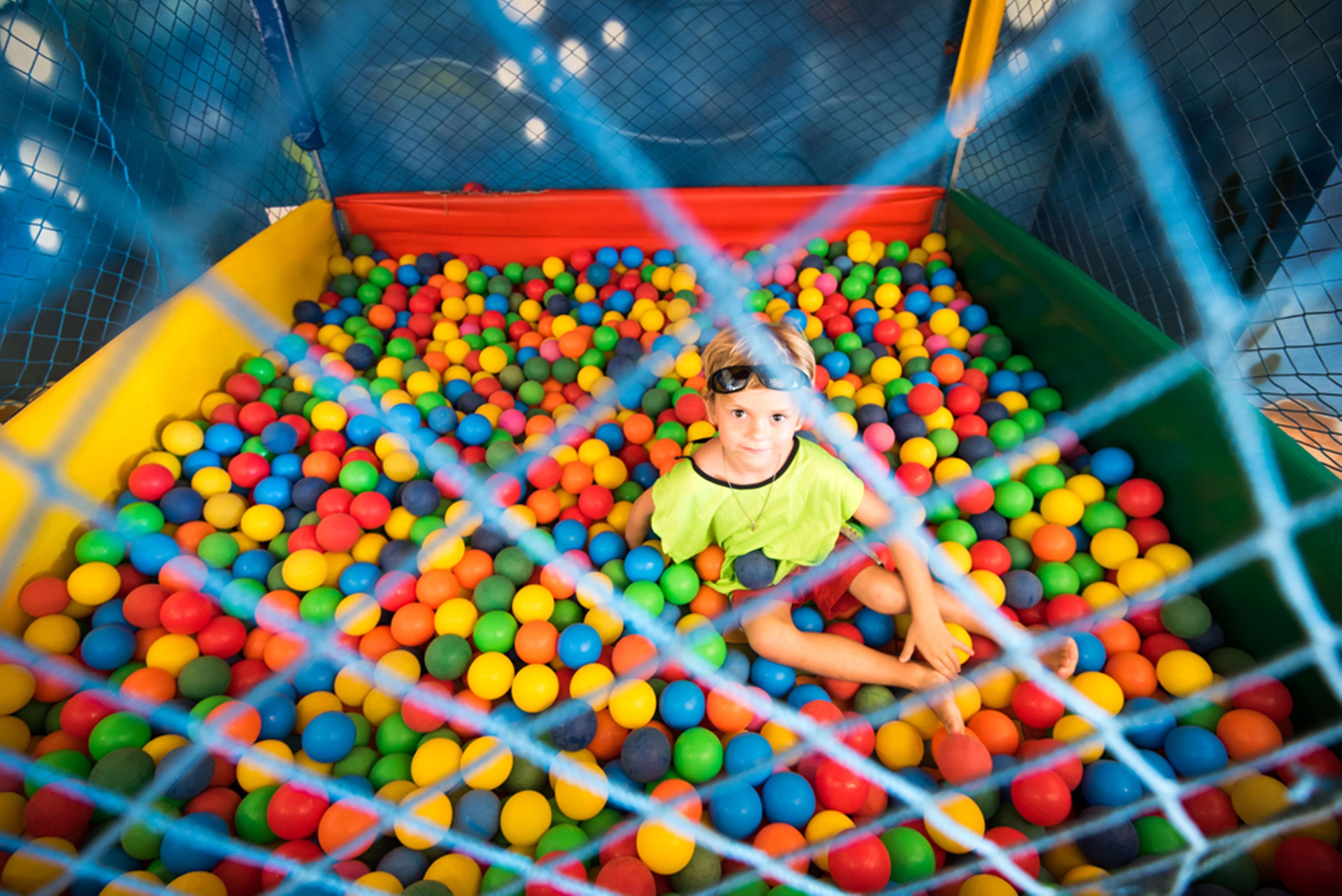 منتجع فيلا غاليه إيكو انغرا - شامل كليًا أنجرا دوس ريس المظهر الخارجي الصورة A child in a ball pit